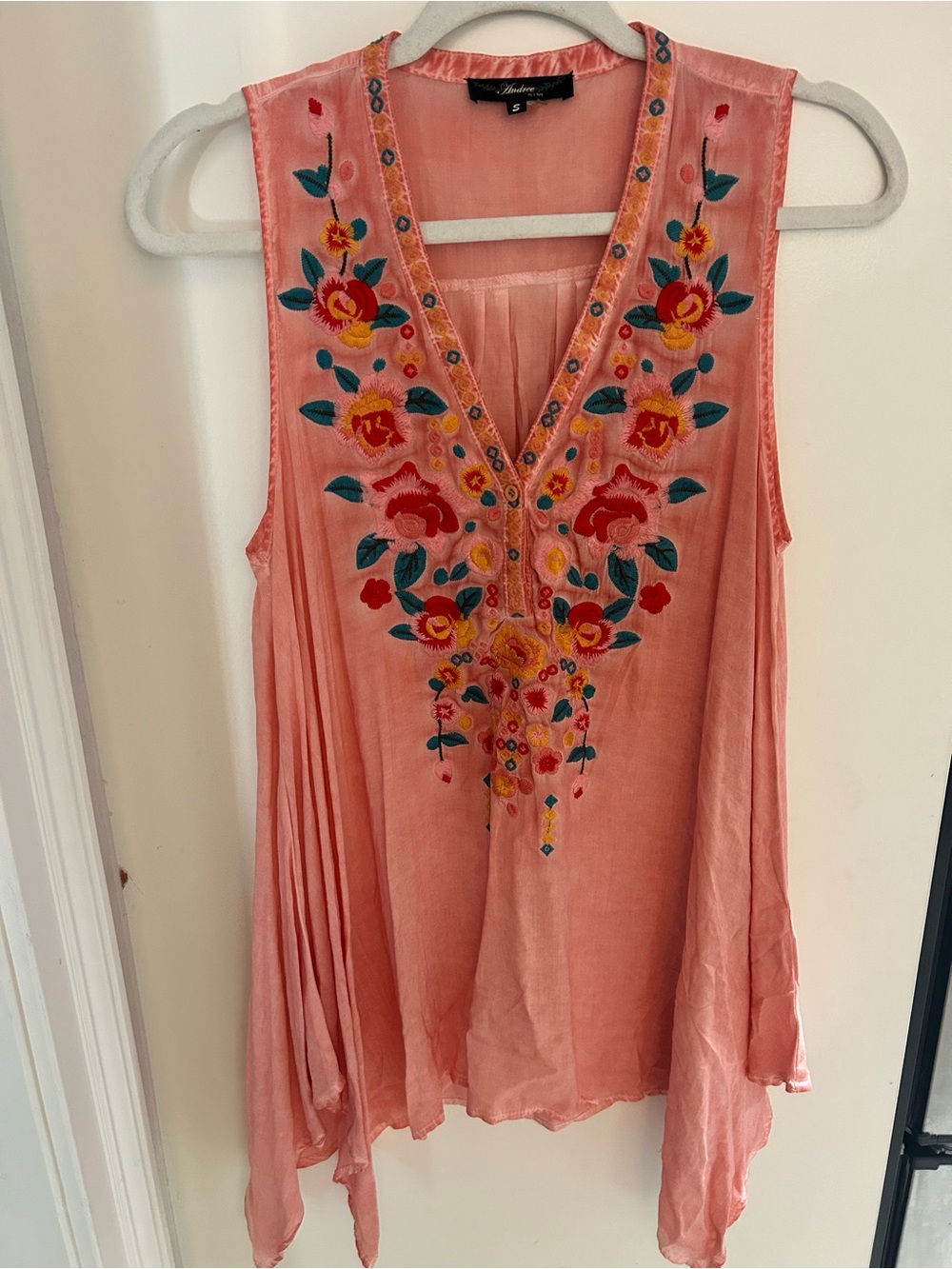 ANDREE BY UNIT Coral Pink Embroidered V-Neck Tunic S Floral Vacation Beach Top